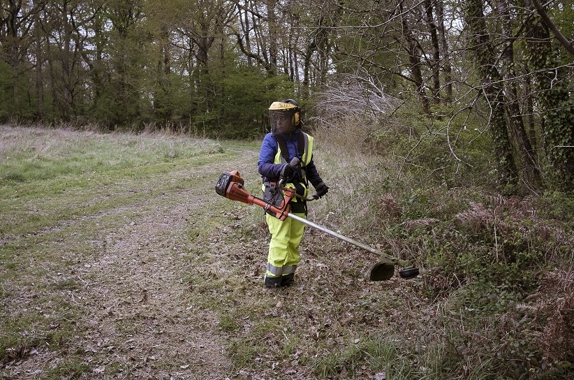 Débroussaillage d'un chemin de randonnée, Régie de Camblanes et Meynac, avril 2022.jpg