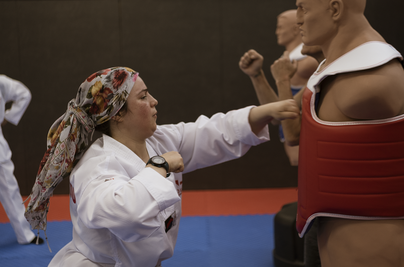 Femme s'entrainant à la boxe