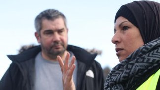 Latifa a signé un contrat avec la régie il y a bientôt deux ans. Hors travail, «avant quand je me baladais, je regardais seulement les jardins. Maintenant, je regarde partout s’il y a des papiers.» C’est ce qu’on appelle une déformation professionnelle! PHOTO MATTHIEU BOTTE - VDNPQR