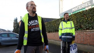 David et Stanislas, en binôme, font partie des quatorze salariés actuels de la régie. La plupart des agents ont 40 ans passés. PHOTO MATTHIEU BOTTE - VDNPQR