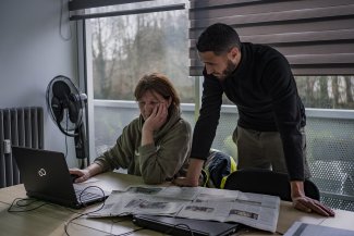 Harid Haroun avec une bénéficiaire de l'atelier numérique Flers