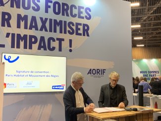 Signature par Vincent Énard, co-président du Mouvement des Régies et Éric Pliez, Président de Paris Habitat