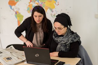 Jeanne Rotrou et une participante de l'atelier numérique, Regie Arc en ciel, Flers