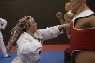 Femme s'entrainant à la boxe